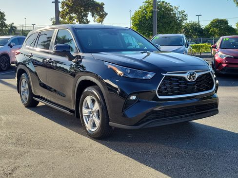 Used 2025 Toyota Highlander LE image 3