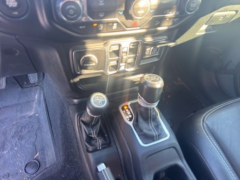 Used 2020 Jeep Wrangler Unlimited Sahara image 25