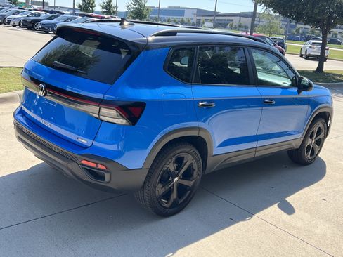 Certified 2025 Volkswagen Taos SE image 10