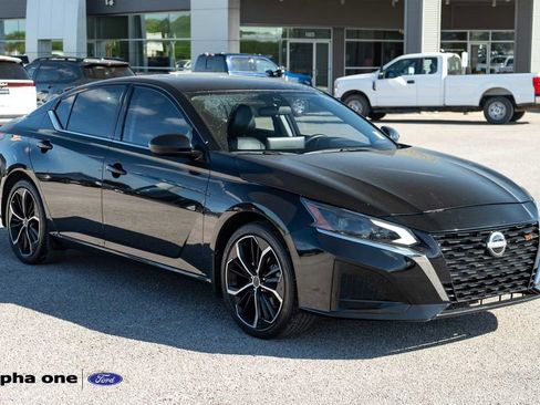 Used 2024 Nissan Altima 2.5 SR w/ SR Premium Package image 3