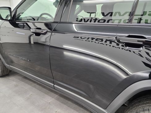 Used 2023 Jeep Grand Cherokee Limited w/ Black Appearance Package image 35