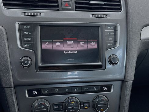 Used 2016 Volkswagen e-Golf SE image 9