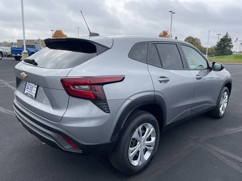 Certified 2025 Chevrolet Trax LS image 9