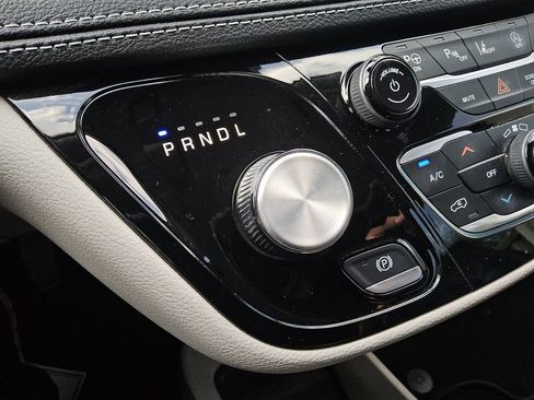 Used 2023 Chrysler Pacifica Touring-L image 22