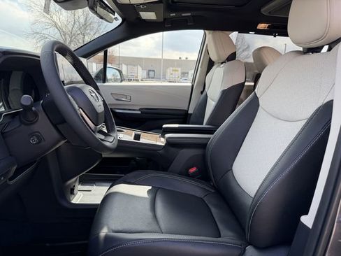 Used 2025 Toyota Sienna Platinum image 27