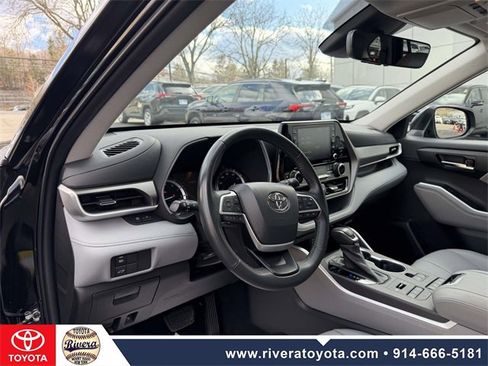 Used 2022 Toyota Highlander XLE image 11