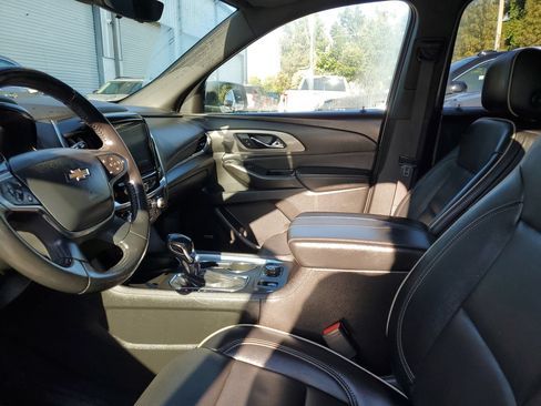 Used 2022 Chevrolet Traverse Premier FWD image 18