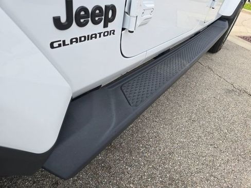 Used 2021 Jeep Gladiator Sport image 17