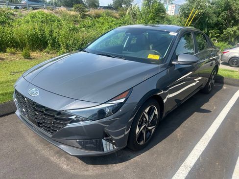 Used 2023 Hyundai Elantra Limited w/ Preferred Accessory Package FWD image 3