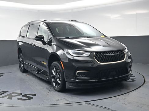 Used 2022 Chrysler Pacifica Touring-L w/ S Appearance Package image 3