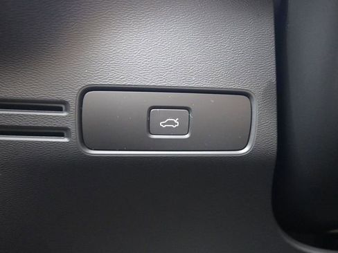 Used 2023 Volvo XC40 B4 Plus w/ Protection Package Premier image 27