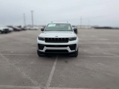 New 2026 Jeep Grand Cherokee Altitude image 2