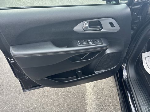 Used 2025 Chrysler Pacifica Limited image 16