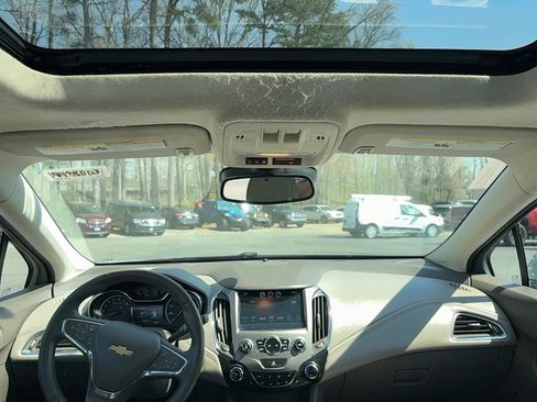 Used 2017 Chevrolet Cruze Premier image 17