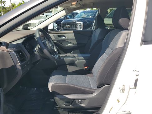 Used 2023 Nissan Rogue SV image 10