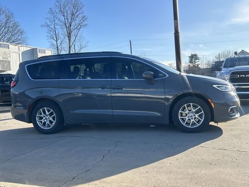 Used 2022 Chrysler Pacifica Touring-L image 5