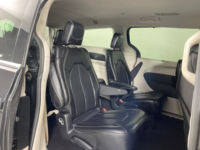Used 2023 Chrysler Pacifica Touring-L FWD image 21