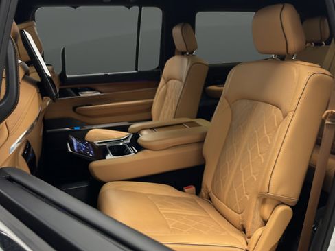 Used 2022 Jeep Grand Wagoneer Series III w/ Rear Seat Video Group 1 AWD/4WD image 23