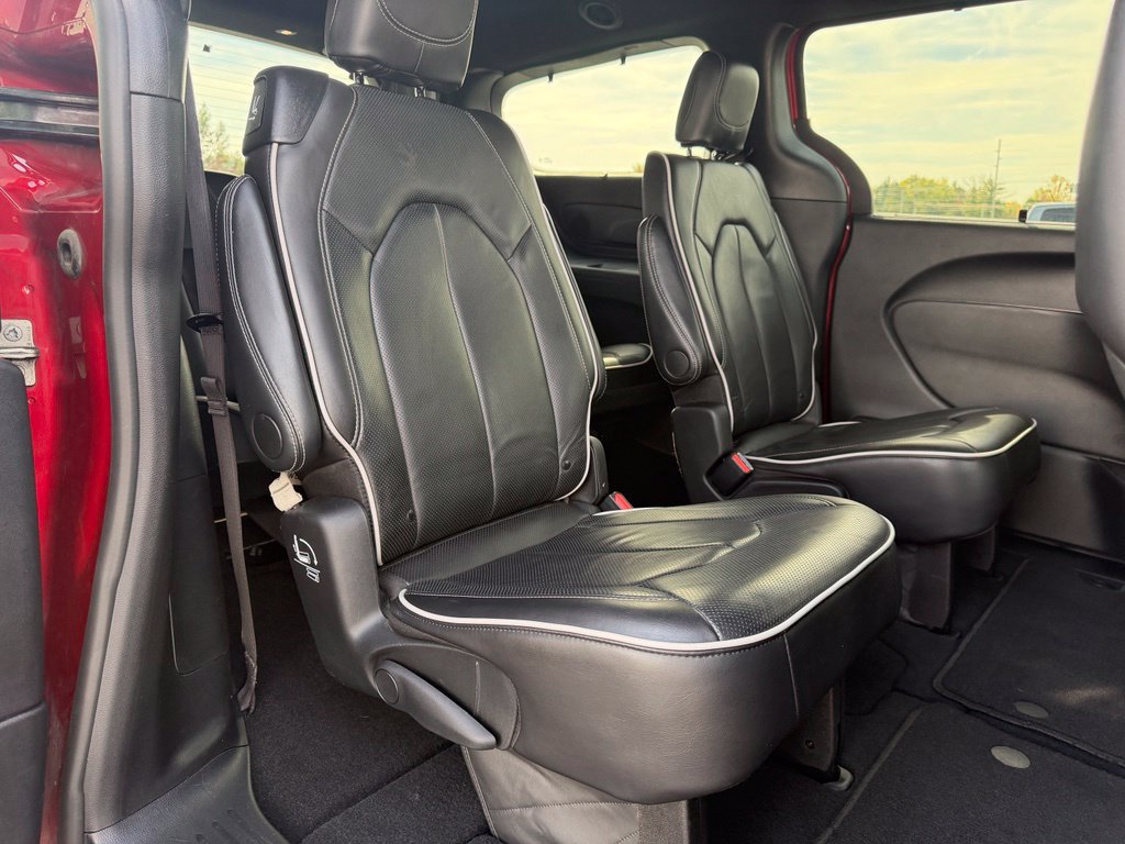 Used 2025 Chrysler Pacifica Limited FWD image 15