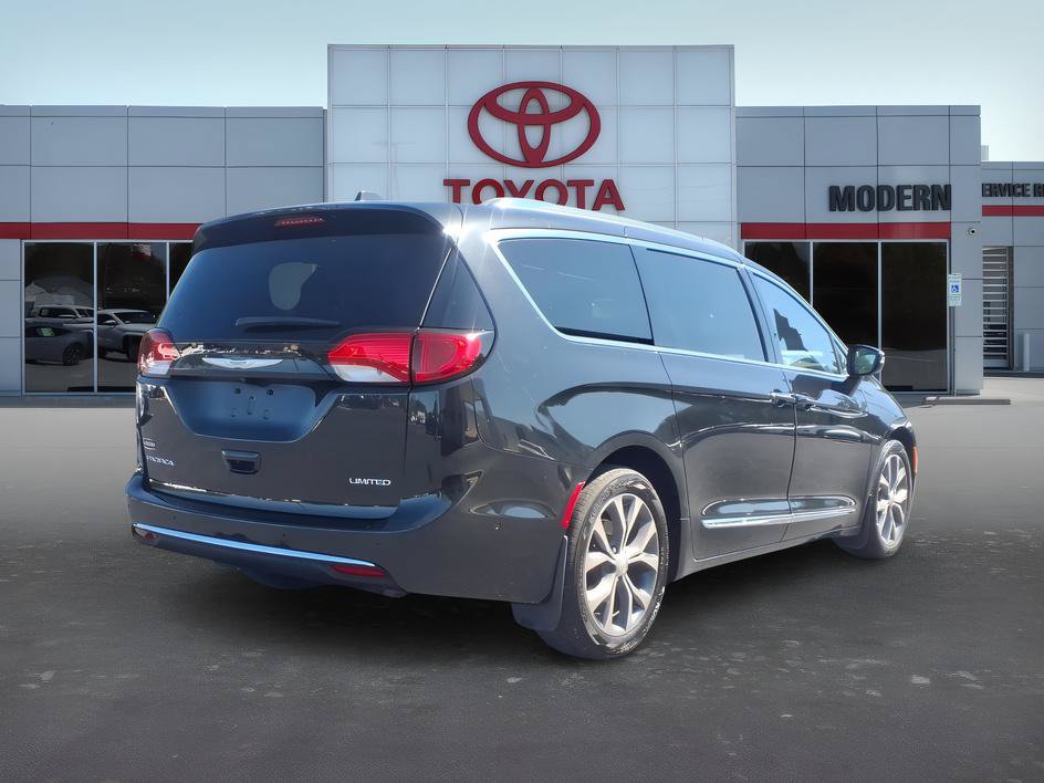 Used 2017 Chrysler Pacifica Limited FWD image 5
