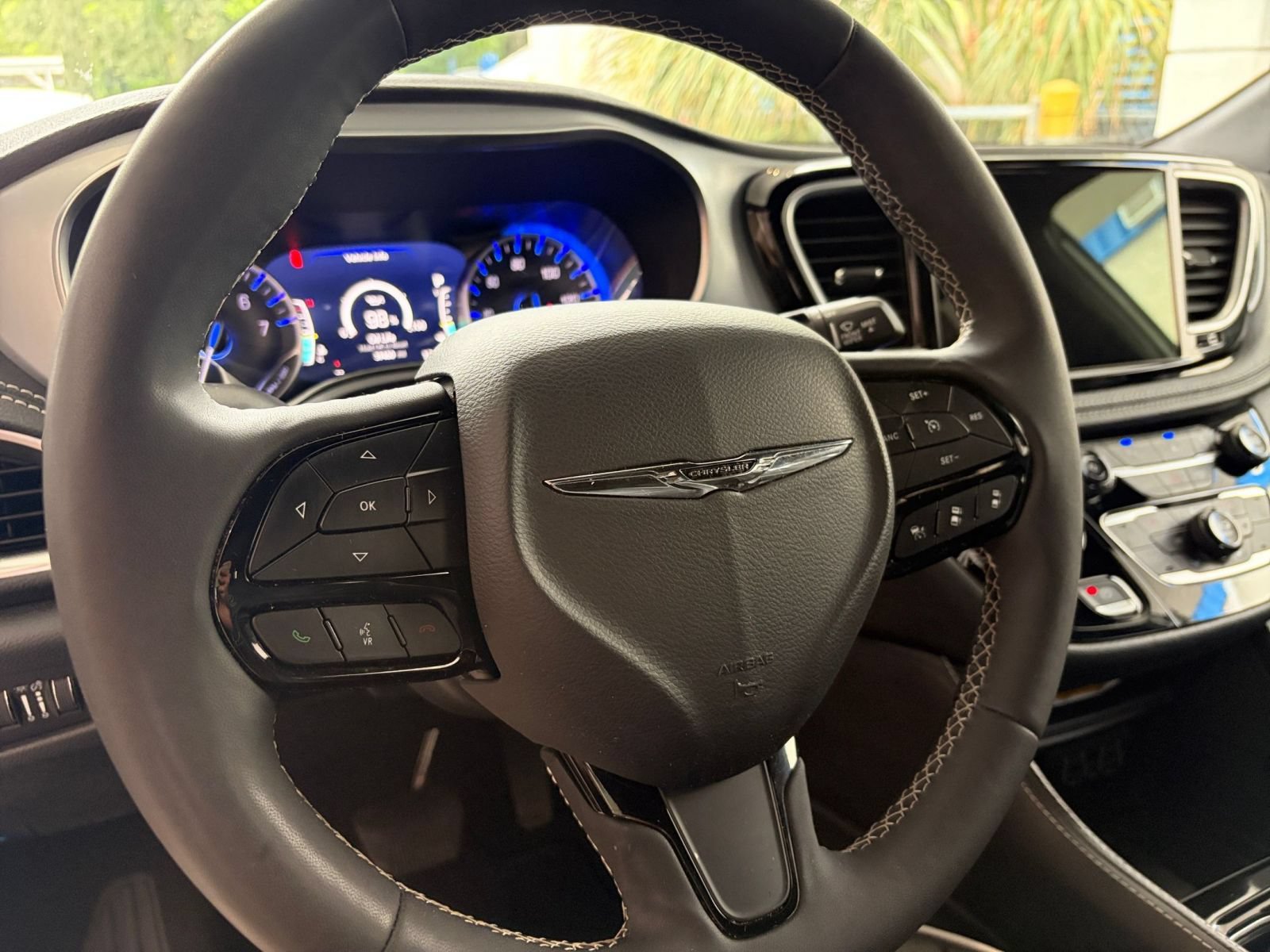 Used 2025 Chrysler Pacifica Limited FWD image 29