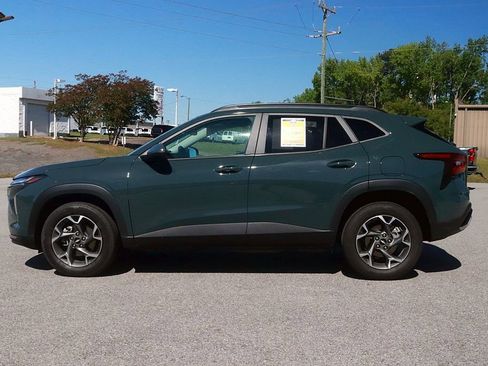 Used 2025 Chevrolet Trax LT FWD image 4