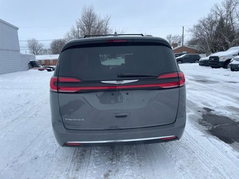 Used 2022 Chrysler Pacifica Touring-L image 12