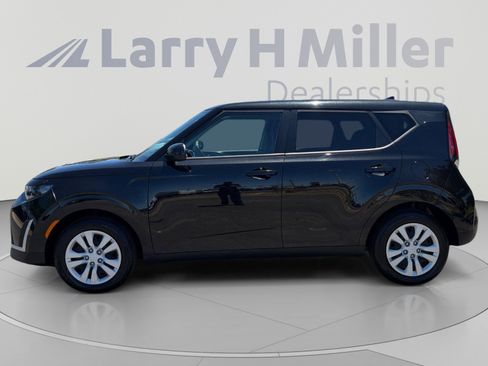 Used 2024 Kia Soul LX FWD image 2