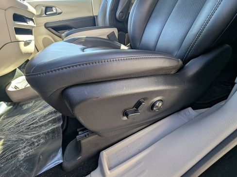 Used 2024 Chrysler Pacifica Touring-L image 14