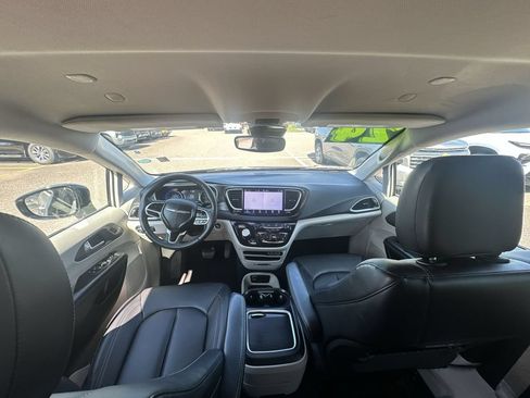 Used 2024 Chrysler Pacifica Touring-L FWD image 18