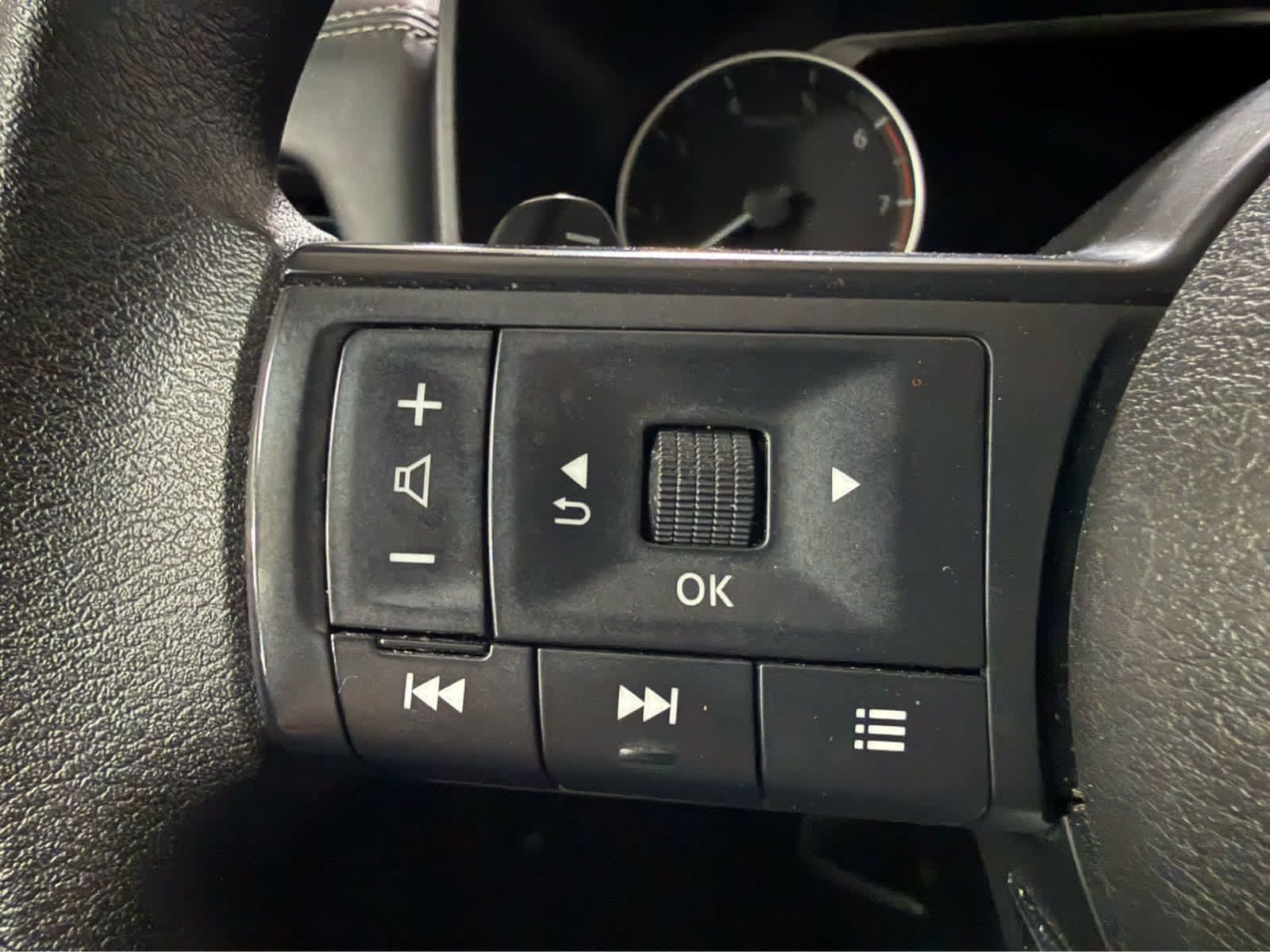 Used 2023 Nissan Rogue S AWD/4WD image 17