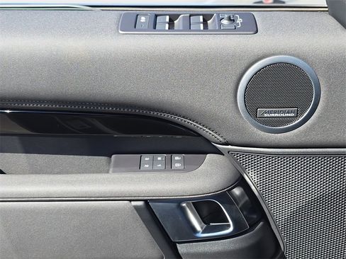 Used 2025 Land Rover Discovery S image 30