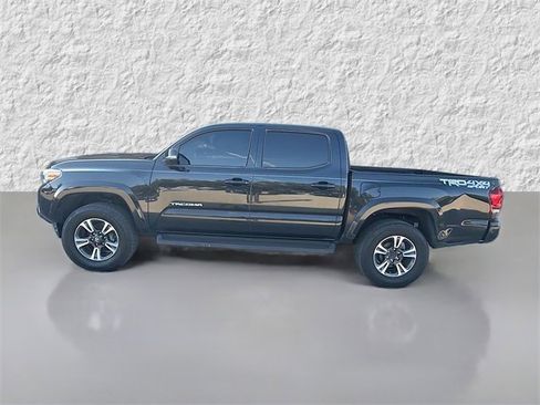Used 2018 Toyota Tacoma TRD Sport image 6