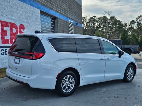 Used 2024 Chrysler Pacifica Touring-L image 7