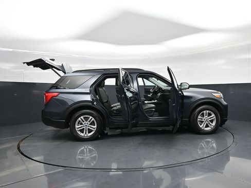 Certified 2023 Ford Explorer XLT RWD image 4