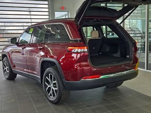 Used 2025 Jeep Grand Cherokee Limited w/ Luxury Tech Group II AWD/4WD image 13