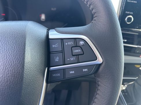 Used 2026 Toyota Sienna XLE FWD image 7