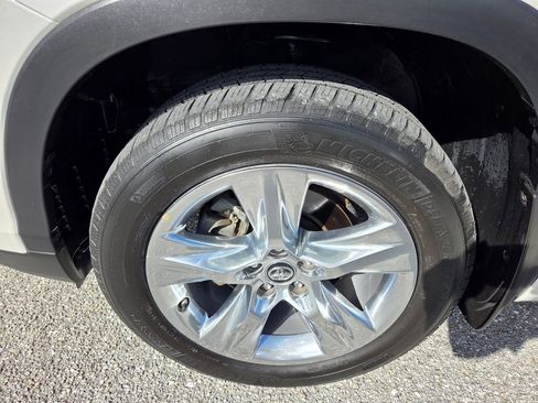 Used 2019 Toyota Highlander Limited image 19