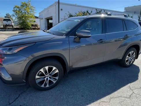 Used 2022 Toyota Highlander XLE image 6