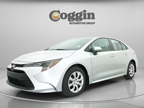 Used 2026 Toyota Corolla LE FWD image 1