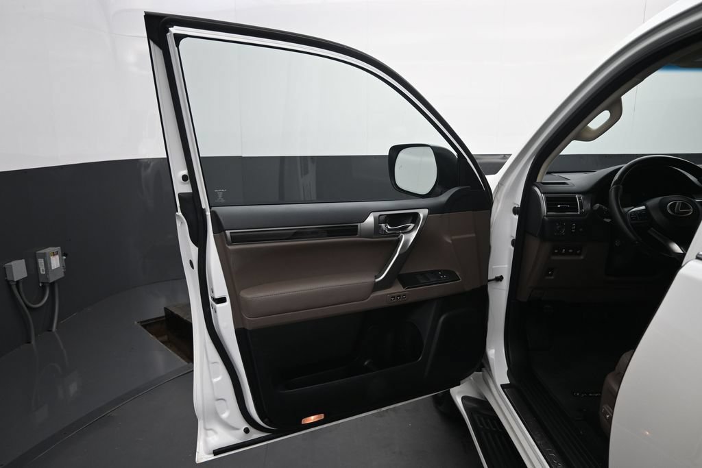 Used 2023 Lexus GX 460 Premium w/ Premium Package AWD/4WD image 4