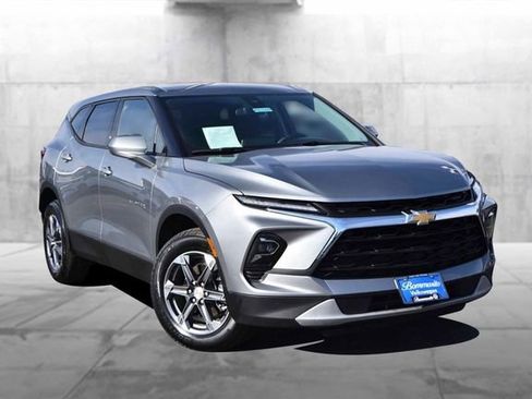 Used 2025 Chevrolet Blazer LT image 2