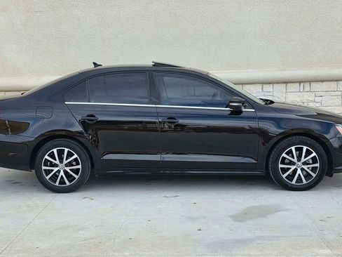 Used 2017 Volkswagen Jetta SE image 2