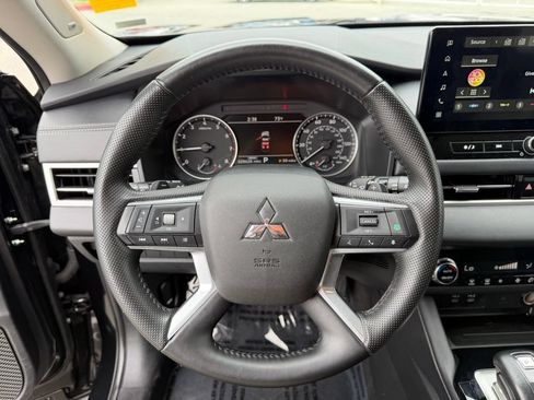 Used 2025 Mitsubishi Outlander SE FWD image 24
