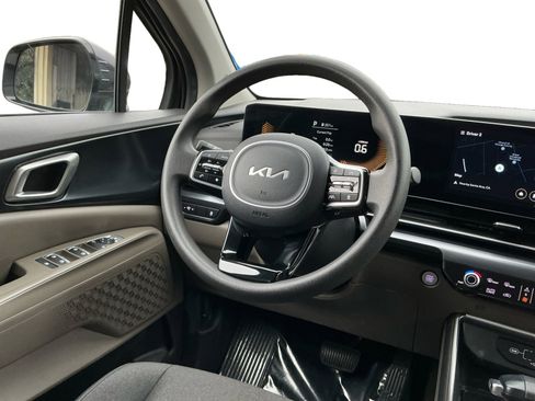 Used 2025 Kia Carnival LX image 11