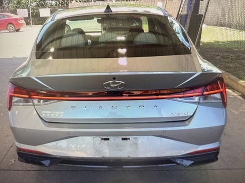 Used 2022 Hyundai Elantra Limited FWD image 3