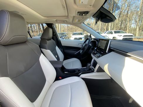 Certified 2023 Toyota Corolla Cross XLE image 28