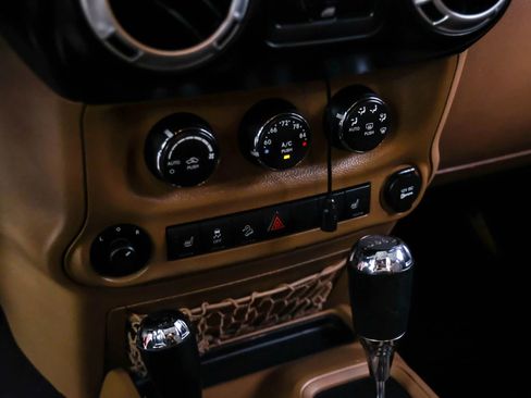 Used 2012 Jeep Wrangler Unlimited Sahara w/ Connectivity Group image 21