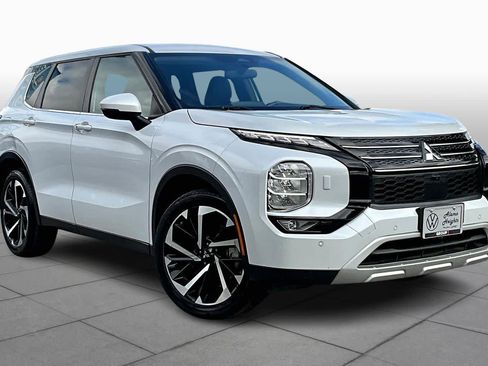 Used 2023 Mitsubishi Outlander SE image 2