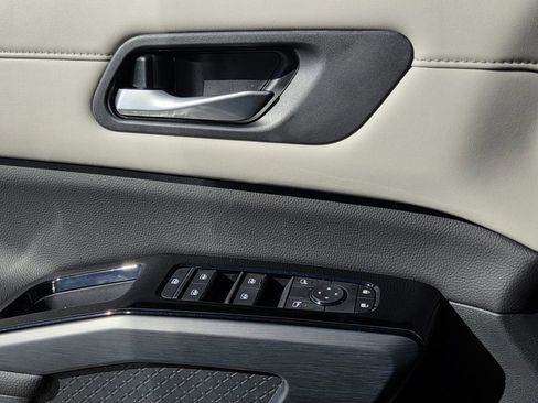 New 2025 Nissan Pathfinder SL image 13